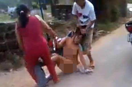 Video bản full clip dài 4 phút cô gái bị đánh ghen tụt hết quần áo