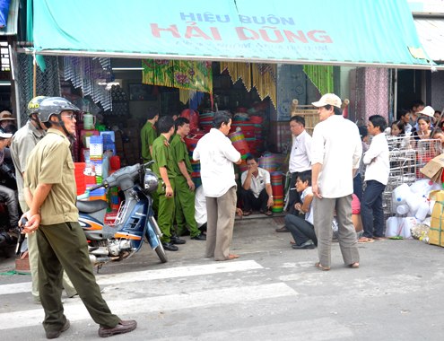 thuong tam nu giup viec bi kep dau vao thang may hinh 1