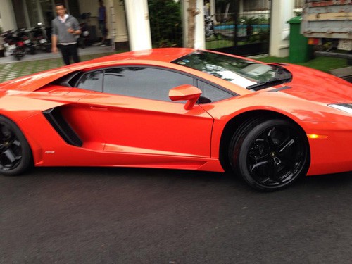 Tuan Hung khoe sieu xe Lamborghini Aventador hinh 3