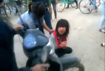 Nữ sinh đánh ghen lộ hàng giữa đường mới nhất 2013